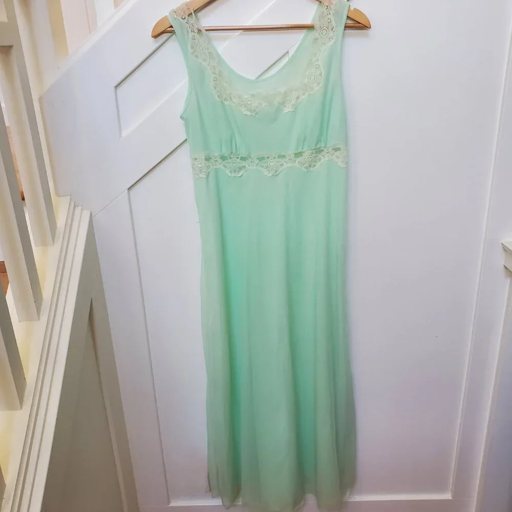 Vintage mint green lace trimmed night gown